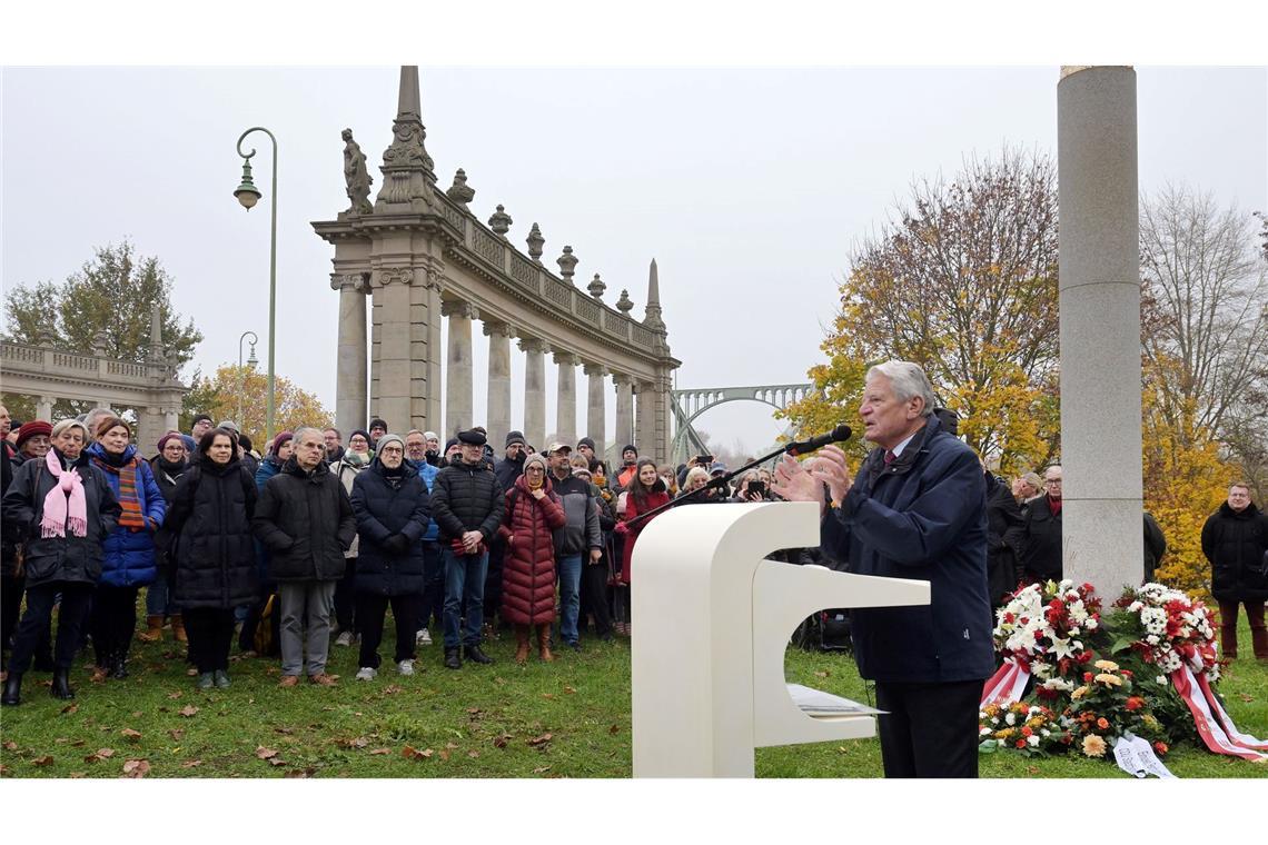 Bilder des Tages Erinnerung an die friedliche Revolution und die Maueröffnung: Bundespräsident a.D., Joachim Gauck, spricht bei der Gedenkveranstaltung anlässlich der Öffnung der Glienicker Brücke (im Hintergrund). Am heutigen Tag vor 35 Jahren konnten erstmals DDR-Bürger die Brücke Richtung Westberlin ohne Formalitäten überqueren.