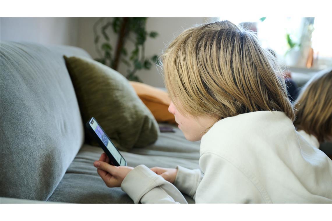 Erklärtes Ziel ist es, dass Kinder und Jugendliche in Australien weniger scrollen und wieder mehr mit ihren Freunden unternehmen. (Symbolbild)