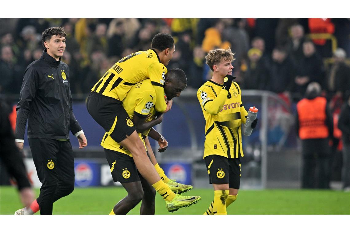 BVB muss nun auch auswärts liefern: "Es ist an der Zeit" Erleichtert, aber müde: Die BVB-Profis feiern das 1:0 gegen Sturm Graz.