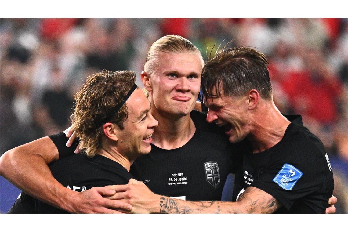 Erling Haaland (M) jubelt nach seinem Tor zum 3:1 mit Patrick Berg und David Möller Wolfe.