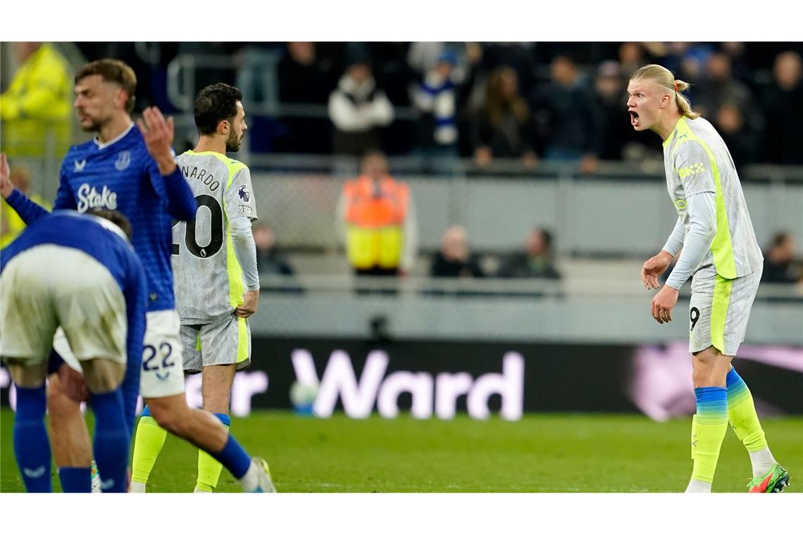 Erling Haaland (r) von Manchester City schreit in Richtung seines Teamkollegen.