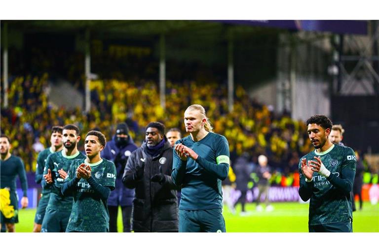 Erling Haaland und andere Spieler von Manchester City bedanken sich nach der Partie bei den Fans.