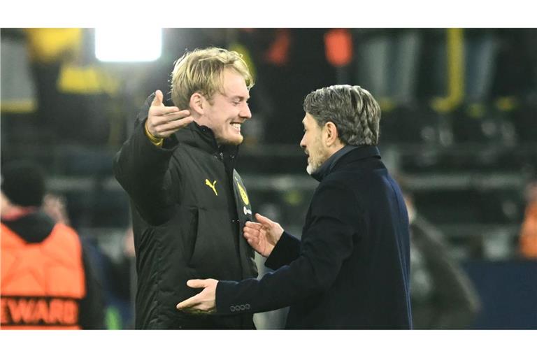 Erlösung nach drei sieglosen Dortmunder Spielen am Stück: BVB-Trainer Niko Kovac (r) umarmt Julian Brandt.