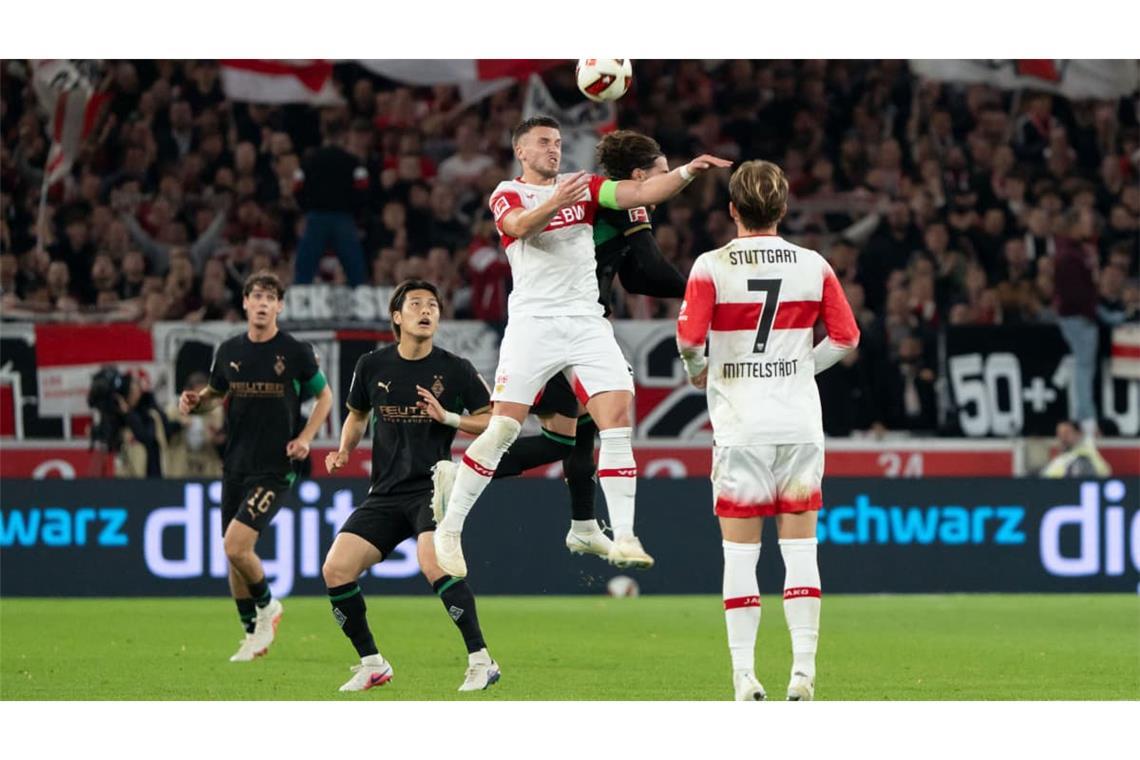 Ermedin Demirovic im Kopfballduell mit Joe Scally.