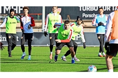 Ermedin Demirovic (Mitte) gibt Gas: Der Stürmer ist zurück im Training und will seinem Team sofort wieder mit Toren helfen.