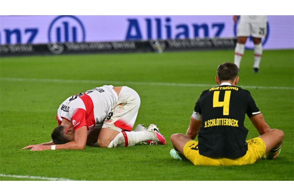 Ermedin Demirović war nach einer vergebenen Chance sichtlich enttäuscht und blieb mit dem Kopf im Rasen liegen.