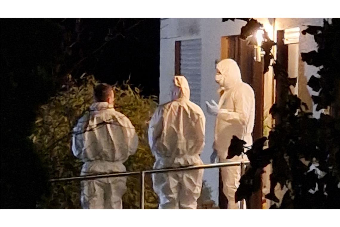 Die Toten aus Mittelhessen waren eine Familie Ermittler bei der Spurensicherung am Tatort.