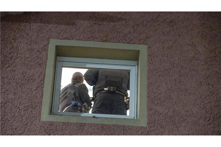 Ermittler der Polizei durchsuchen eine Wohnung in Ludwigshafen, in der der Todesfahrer von Mannheim gelebt haben soll.