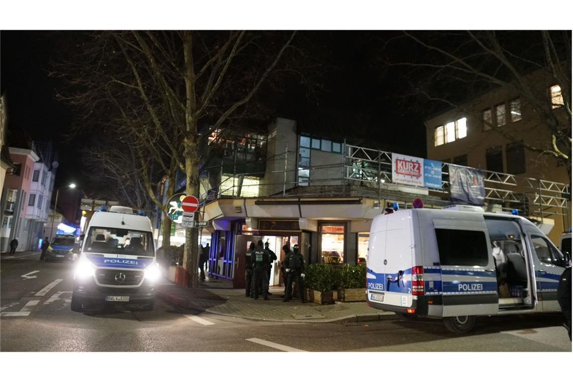 Gaststätten in Göppingen durchsucht - wegen Bandenfehde Ermittler durchsuchen seit dem Abend mehrere Gaststätten in der Göppinger Innenstadt.