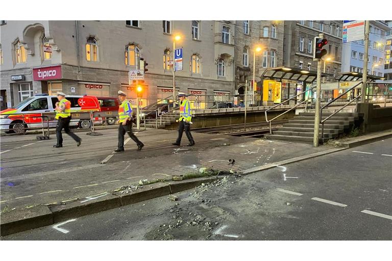 Ermittler sichern Spuren am Ort des Unglücks - direkt an einer Stadtbahn-Haltestelle.
