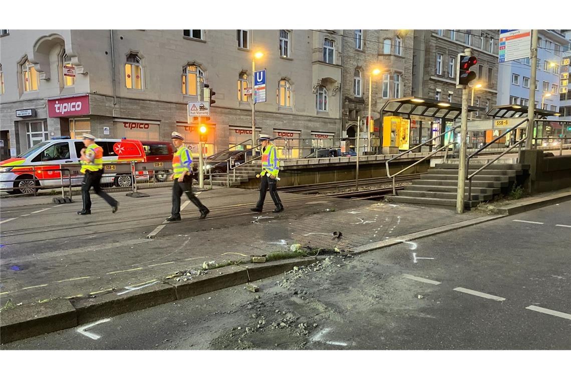 "Fassungslos und tief betroffen" - Unfallfahrer äußert sich Ermittler sichern Spuren am Ort des Unglücks - direkt an einer Stadtbahn-Haltestelle.