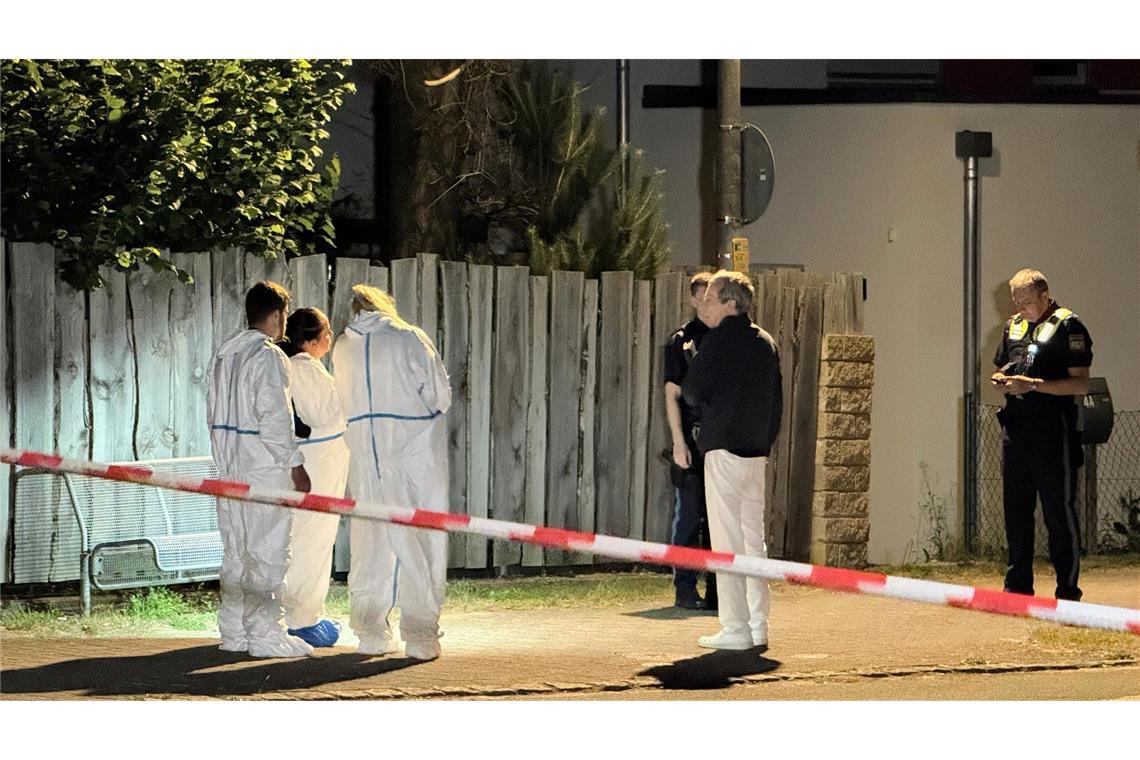 Frau zückt Messer: 15-Jähriger bei Streit am Stausee erstochen Ermittler sichern Spuren am Tatort.