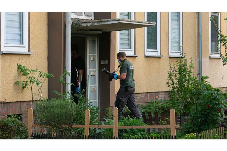 Ermittler sichern Spuren am Tatort: Ein 17-Jähriger soll in Dormagen sein Mutter getötet haben.