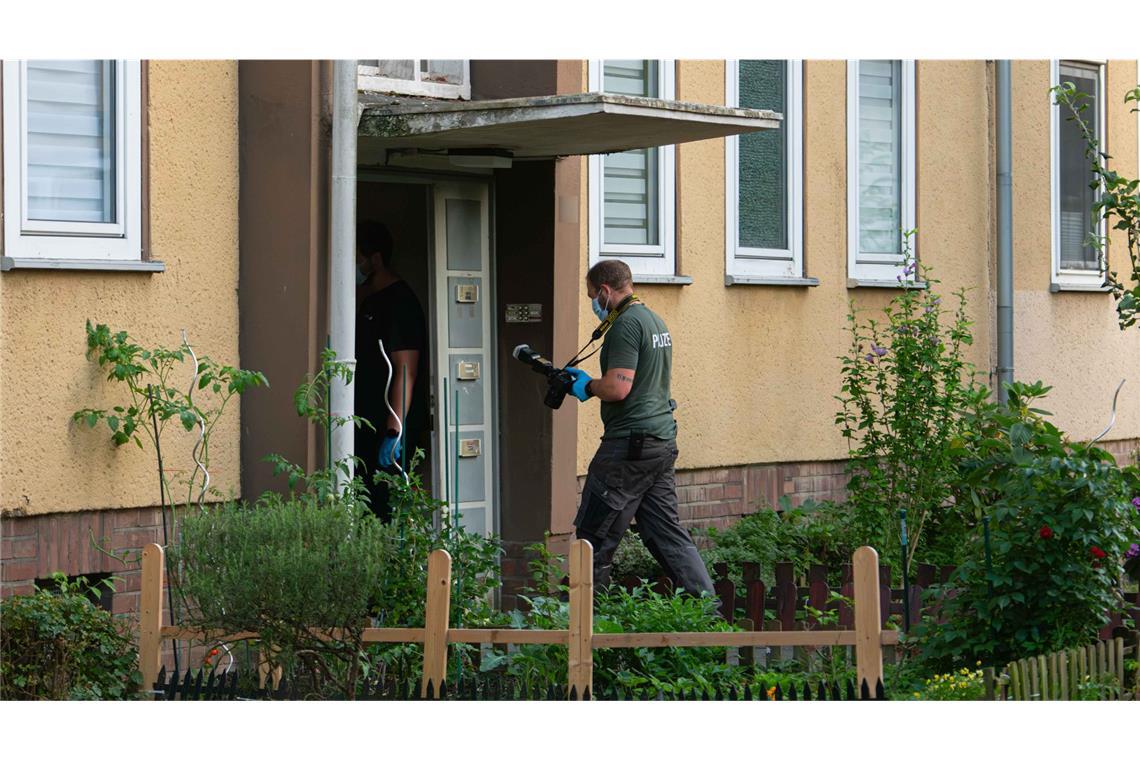 37-Jährige getötet – Sohn tatverdächtig Ermittler sichern Spuren am Tatort: Ein 17-Jähriger soll in Dormagen sein Mutter getötet haben.