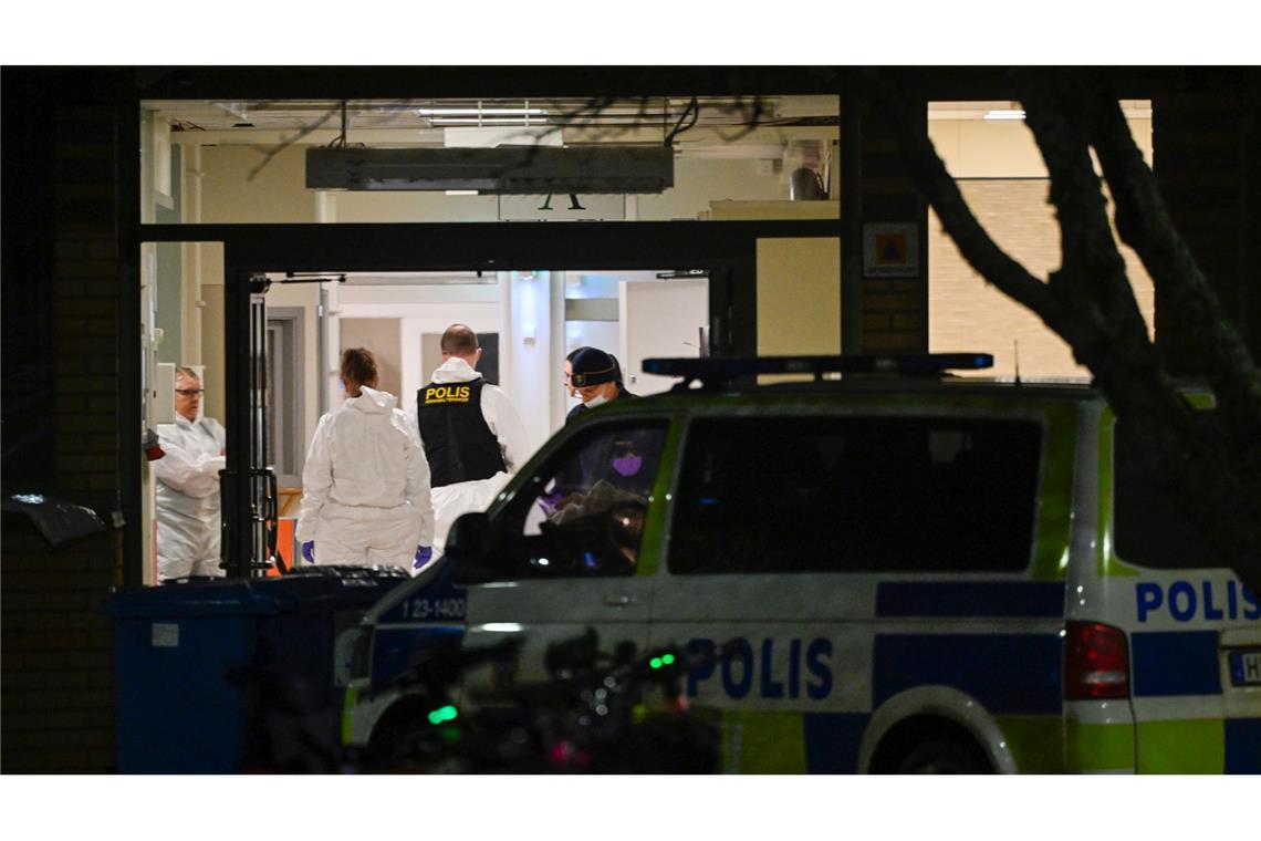 Polizei findet mutmaßlichen Schützen in Örebro tot vor Ermittler untersuchen den Tatort.