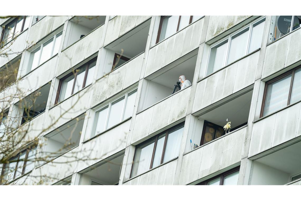 15-Jähriger vom Balkon in den Tod gestürzt - Festnahmen Ermittler untersuchen einen Balkon des Hochhauses.