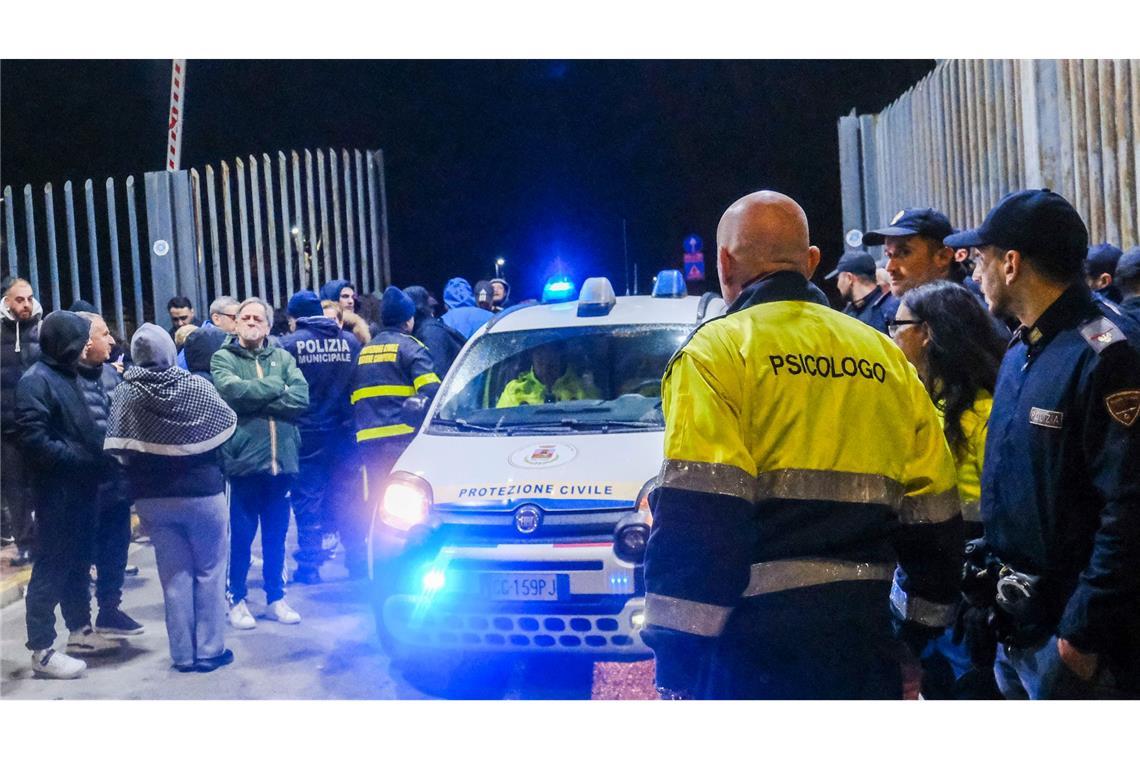 Erdbeben der Stärke 4,4 unweit von Supervulkan bei Neapel Erneut bebt die Erde in den Phlegräischen Feldern. Menschen laufen verängstigt auf die Straße.