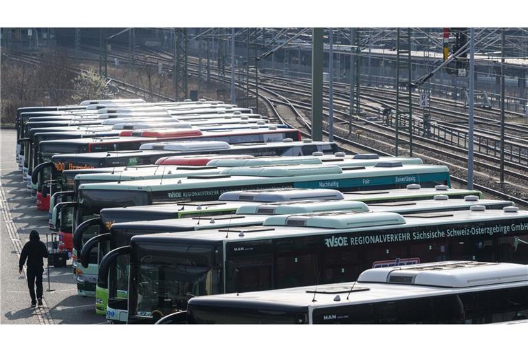 Erneut bleiben Busse und Bahnen wegen eines Warnstreiks in vielen Bundesländern in den Depots. (Archivbild)