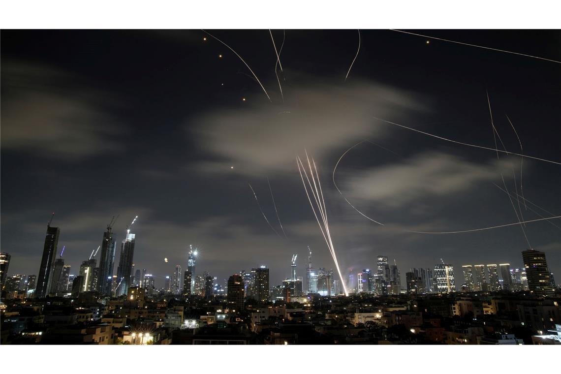 Nach Raketen aus Iran: Israels Militär greift Teheran an Erneut feuerte der Iran mehrere Raketensalven auf Israel ab.