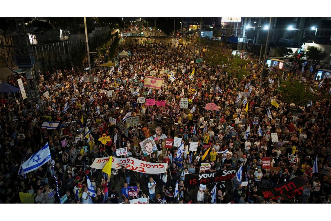 Demonstranten in Israel fordern Ende des Gaza-Kriegs Erneut fordern in Israel Tausende ein Ende des Gaza-Kriegs.