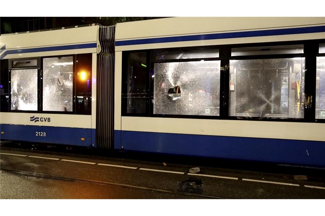 Israels Verteidigungsminister für Angriff auf Atomanlagen Erneut haben junge Männer in der niederländischen Hauptstadt randaliert. Eine Straßenbahn ging in Flammen auf.