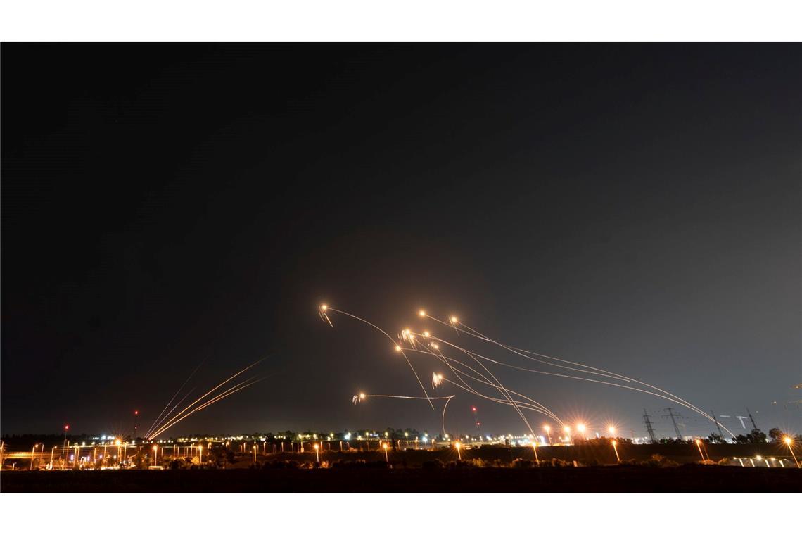 Europäer verhandeln mit Iran über Atomprogramm Erneut meldet Israels Militär Raketen- und Drohnenangriffe aus dem Iran.