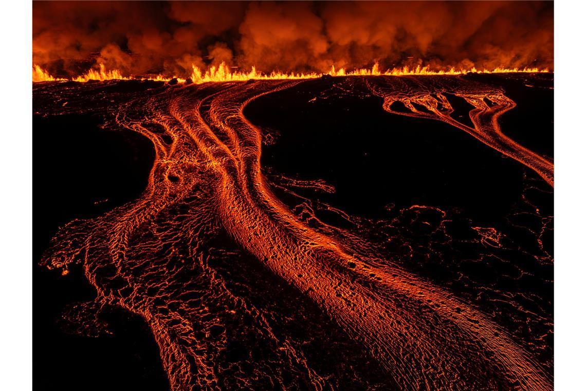 Auf Island speit die Erde wieder Lava Erneut sprudelt glutrote Lava aus einem länglichen Erdriss auf der Reykjanes-Halbinsel.