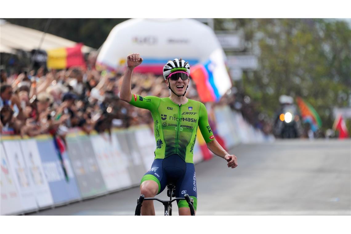Bilder des Tages Erneut Weltmeister: Der Slowene Tadej Pogacar feiert seinen Sieg im Straßenrennen.