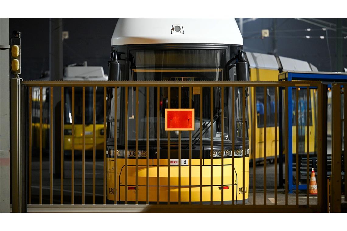 Verdi kündigt Zwei-Tage-Warnstreik im Berliner Nahverkehr an Erneut werden Trams, Busse und U-Bahnen im Depot bleiben. (Archivbild)