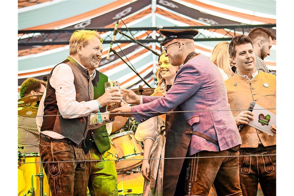 Eröffnungsfeier des 86. Stuttgarter Frühlingsfestes mit Bürgermeister Führmann, im Festzelt „Beim Benz“. Die erste Maß geht an Andreas Kroll.