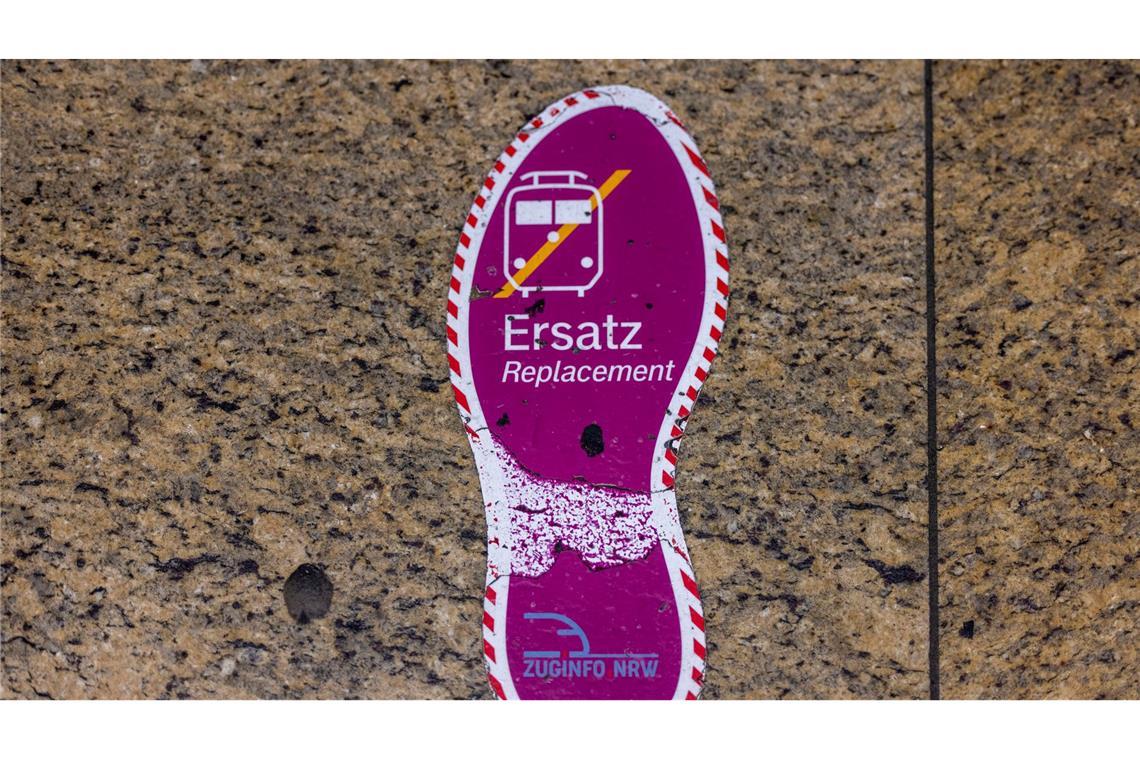 Ersatzbusse sollen teilweise im Zehn-Minuten-Takt fahren - trotzdem werden Reisende deutlich länger unterwegs sein als mit dem Zug. (Archivbild)