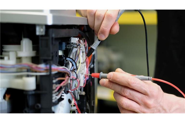 Ersatzteile sollen nicht so teuer sein, damit sich Verbraucherinnen und Verbraucher für die Reparatur entscheiden. (Illustration)