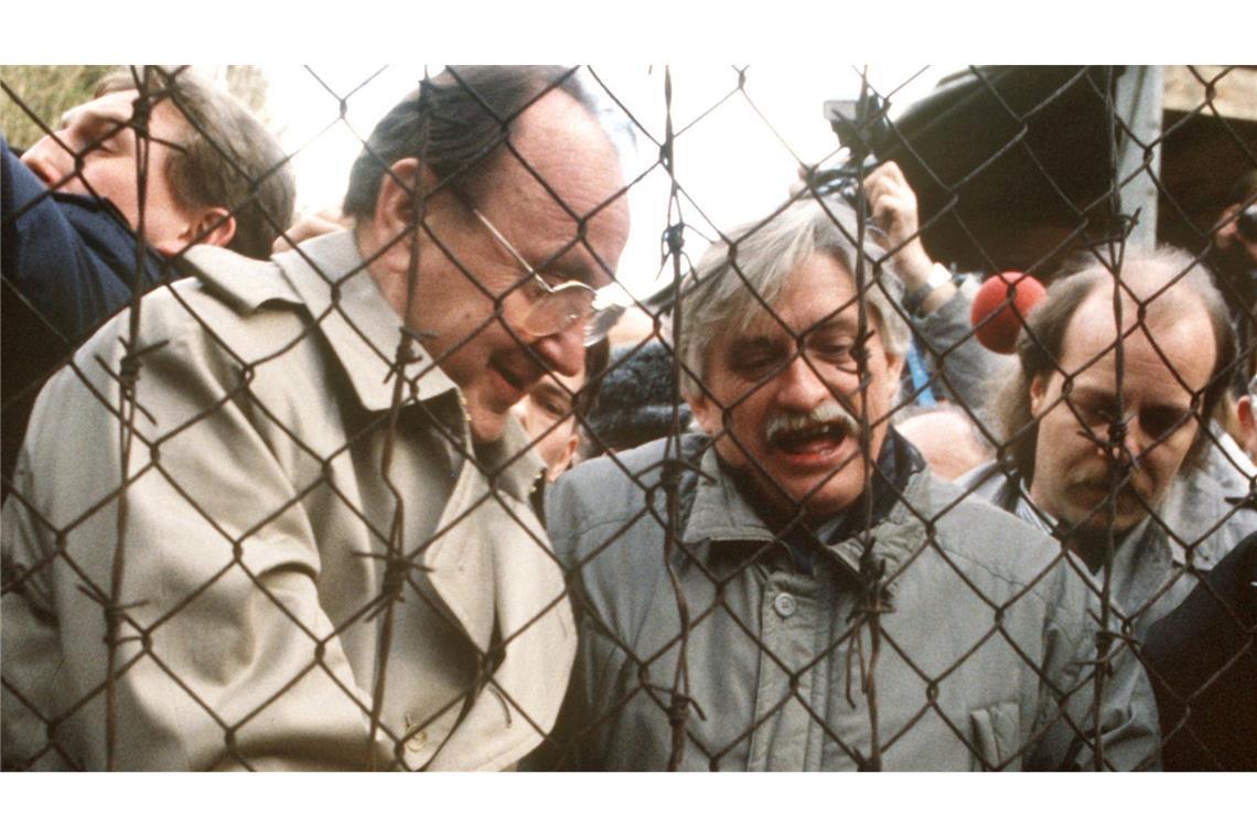 Deutscher mehr als 40 Jahre nach DDR-Flucht festgenommen Erst 1989 fällt der sogenannte Eiserne Vorhang zwischen der Tschechoslowakei und Deutschland. Bundesaußenminister Hans-Dietrich Genscher und sein tschechischer Amtskollege Jiri Dienstbier durchschneiden am 23.12.1989 in Rozvadov den Stacheldraht. (Archivbild)