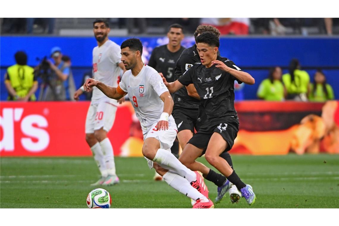 Erst, als der TV-Kommentator den Iraner Mehdi Taremi im weißen Trikot erkannte, bemerkte er die peinliche Verwechslung.
