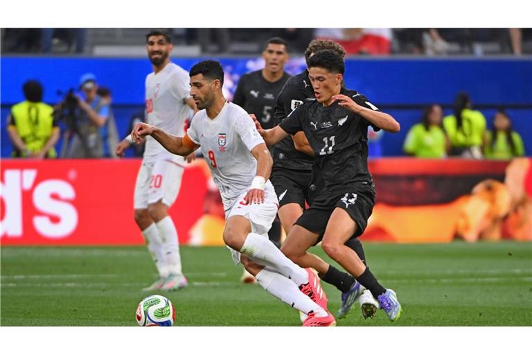 Erst, als der TV-Kommentator den Iraner Mehdi Taremi im weißen Trikot erkannte, bemerkte er die peinliche Verwechslung.