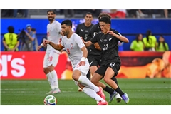 Erst, als der TV-Kommentator den Iraner Mehdi Taremi im weißen Trikot erkannte, bemerkte er die peinliche Verwechslung.