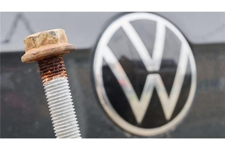 Erst das Problem mit den Schrauben und jetzt die Forderung nach drastischen Einsparmaßnahmen bei den Gehältern: VW kommt einfach nicht aus der Krise. 