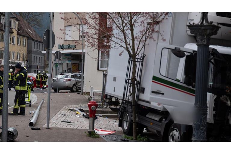 Erst die Hauswand einer Gaststätte bringt den Transporter zum Stehen.