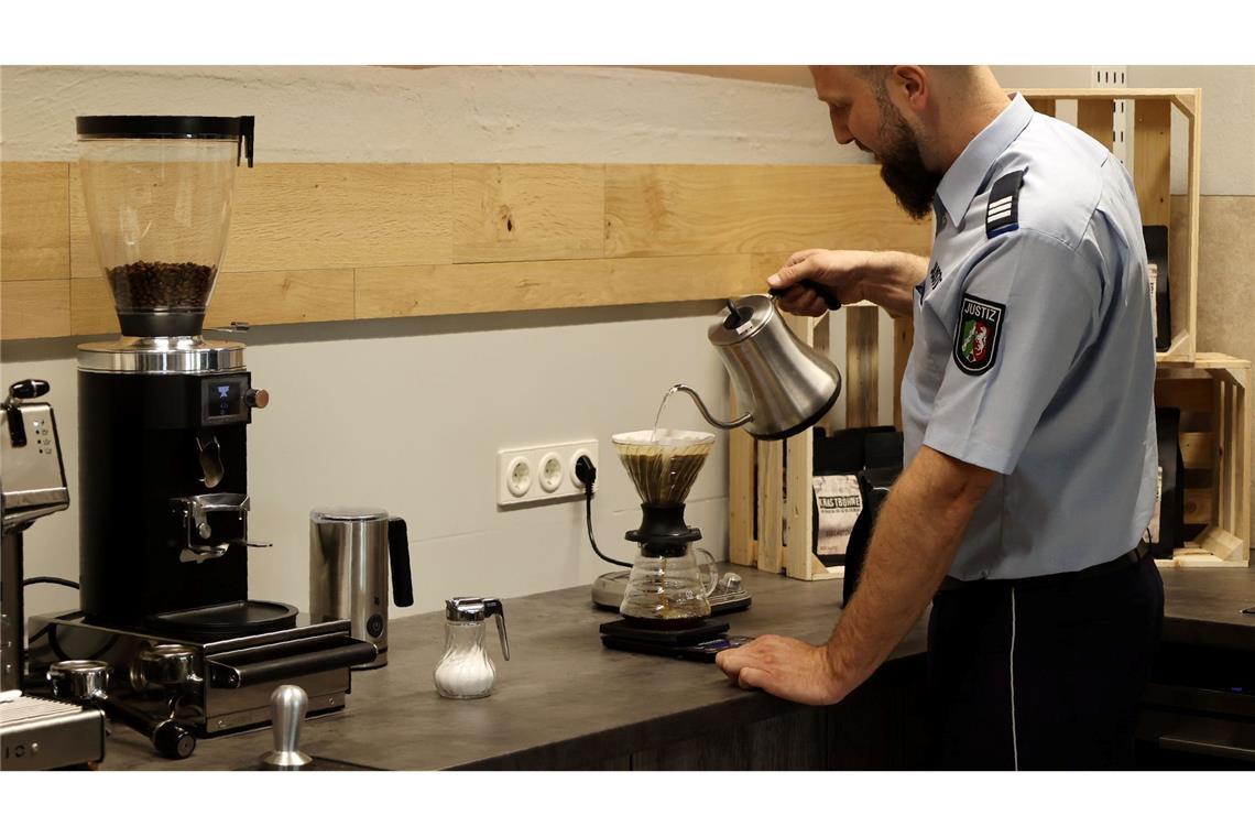 Kaffee zu schwach? Physiker haben Tipps Erst ein Kaffee und dann die Welt - so starten etliche Menschen in Deutschland in den Tag. (Archivbild)