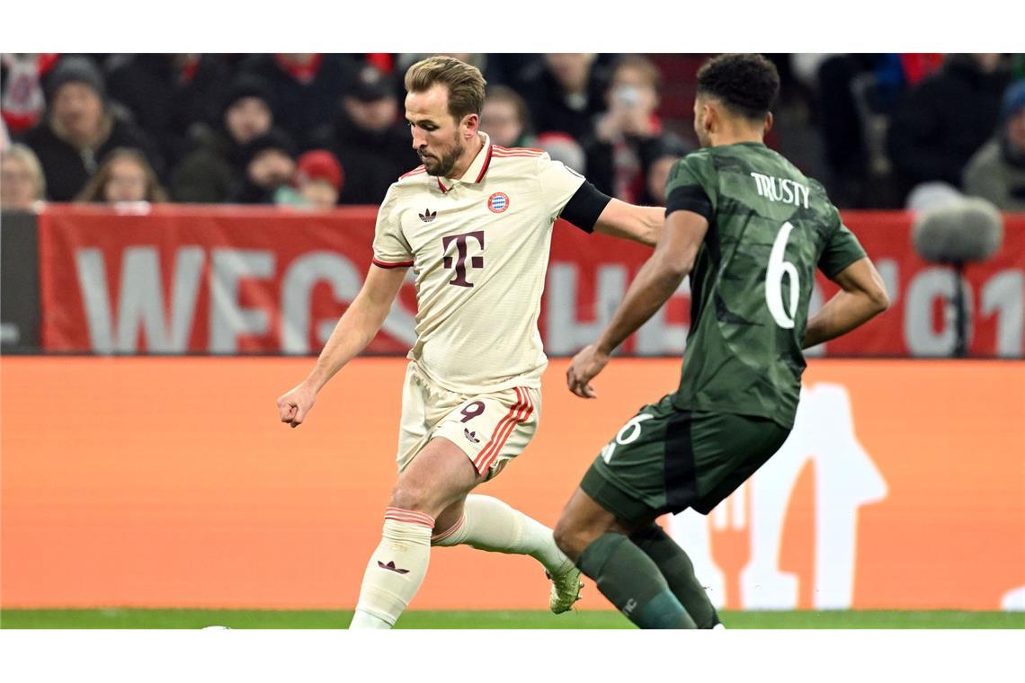 Davies "schwebt" - und Bayern taumelt Erst ein Lattenschuss, dann zur Pause verletzt raus: Harry Kane (l).