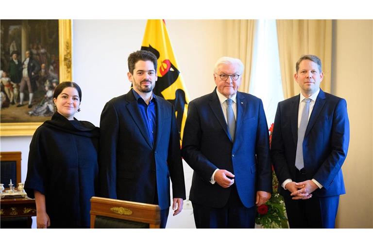Erst eine Aus-, dann eine Einladung: Intendant Wiegand zusammen mit dem designierten Chefdirigenten Shani bei Bundespräsident Steinmeier. (Archivbild)