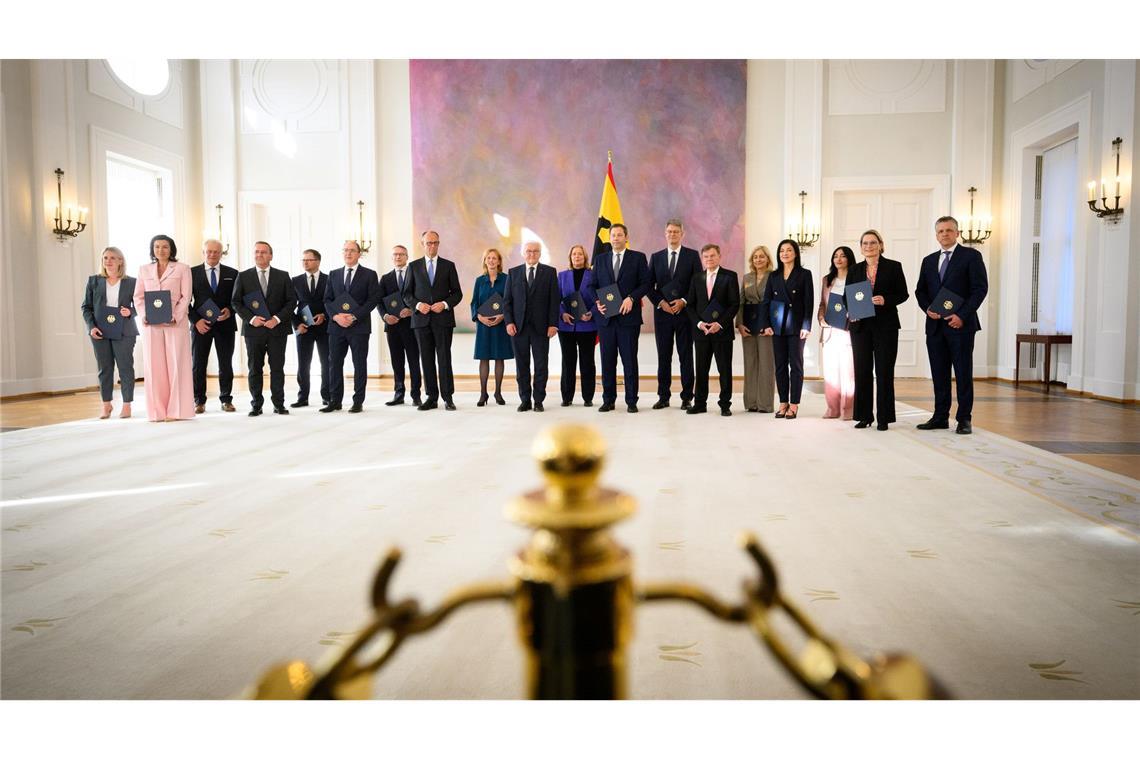 Kabinett vereidigt - Regierungsbildung abgeschlossen Erst erfolgte die Ernennung der Ministerinnen und Minister im Schloss Bellevue, dann ging es zum Amtseid in den Bundestag.