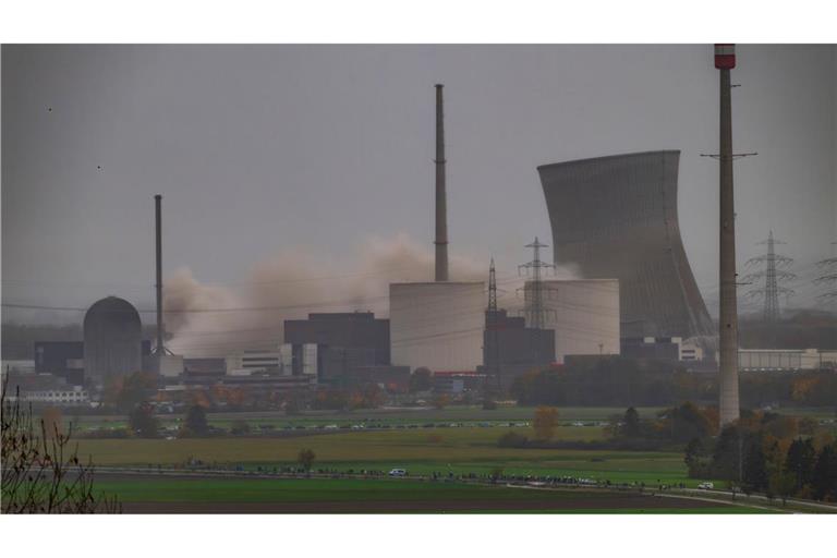 Kühltürme von AKW Gundremmingen gesprengt Erst fiel der linke Kühlturm, dann der rechte.