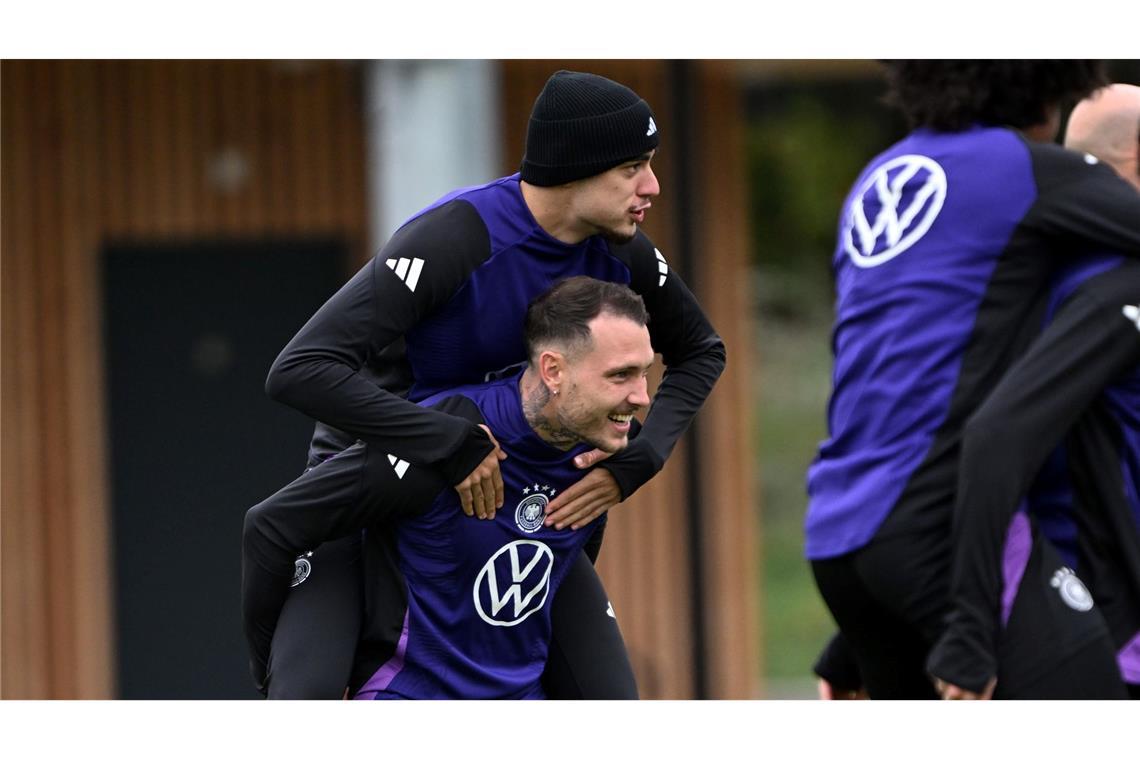 Bilder des Tages Erst Huckepack dann Doppelpack? Beim Training der Fußball-Nationalmannschaft vor dem WM-Quali-Spiel gegen Luxemburg trägt David Raum Aleksandar Pavlovic auf den Schultern.