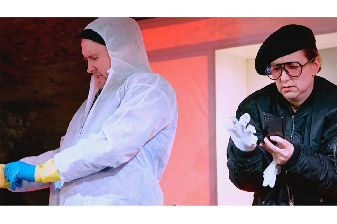 „Mittendrin“ stellt drei Bühnen aus dem Land vor Erst kommt der Tod, dann die Arbeit: Szene aus „Der Tatortreiniger“ in der Inszenierung des Theaters Die Tonne mit David Liske und Chrysi Taoussanis.