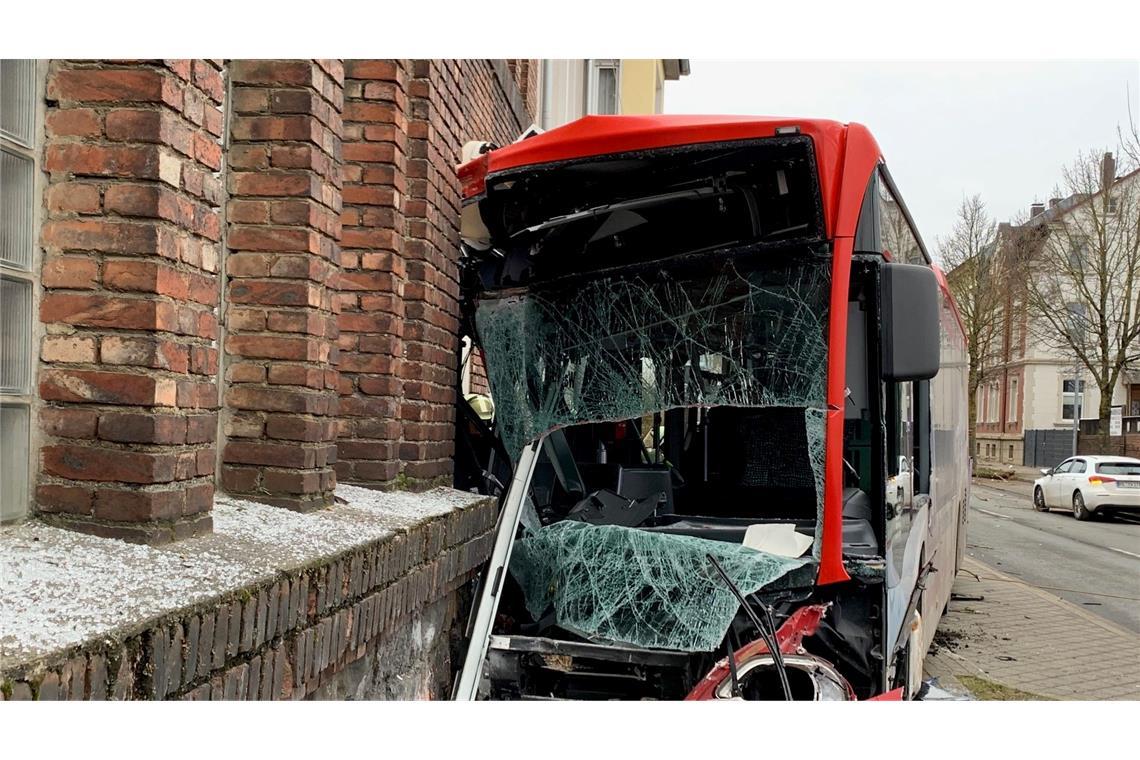 Unfall mit Bus und fünf Pkw - mehrere Schwerverletzte Erst nach rund 200 Meter kommt der Bus an einem stillgelegten Gebäude zum Stehen.