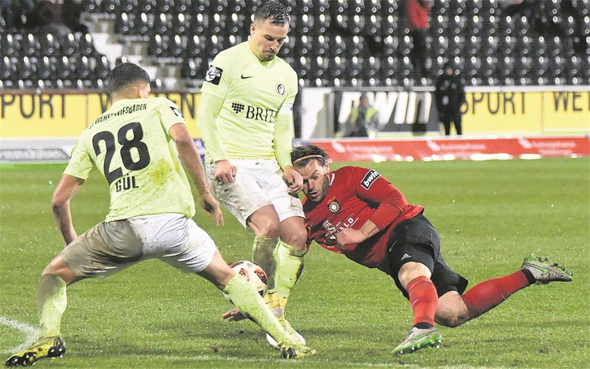 Trotz Führung kein Punkt für Großaspach Erst obenauf, dann noch ausgerutscht: Timo Röttger und die SG Sonnenhof. 2:2 verlor das Kellerkind zu Hause gegen Wiesbaden.Foto: T. Sellmaier