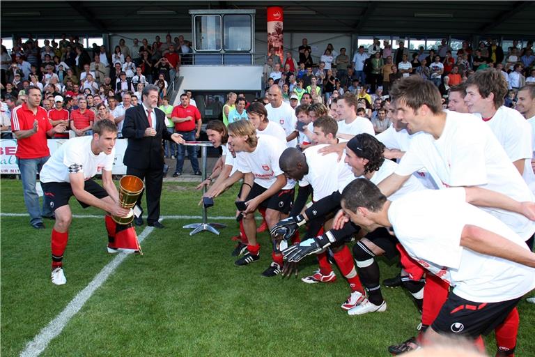 Erst Oberliga-Meister, dann WFV-Pokalsieger. Die Elf um Kapitän Dennis Grab (links) hatte im Sommer 2009 genügend Feiergründe. Foto: A. Wahl