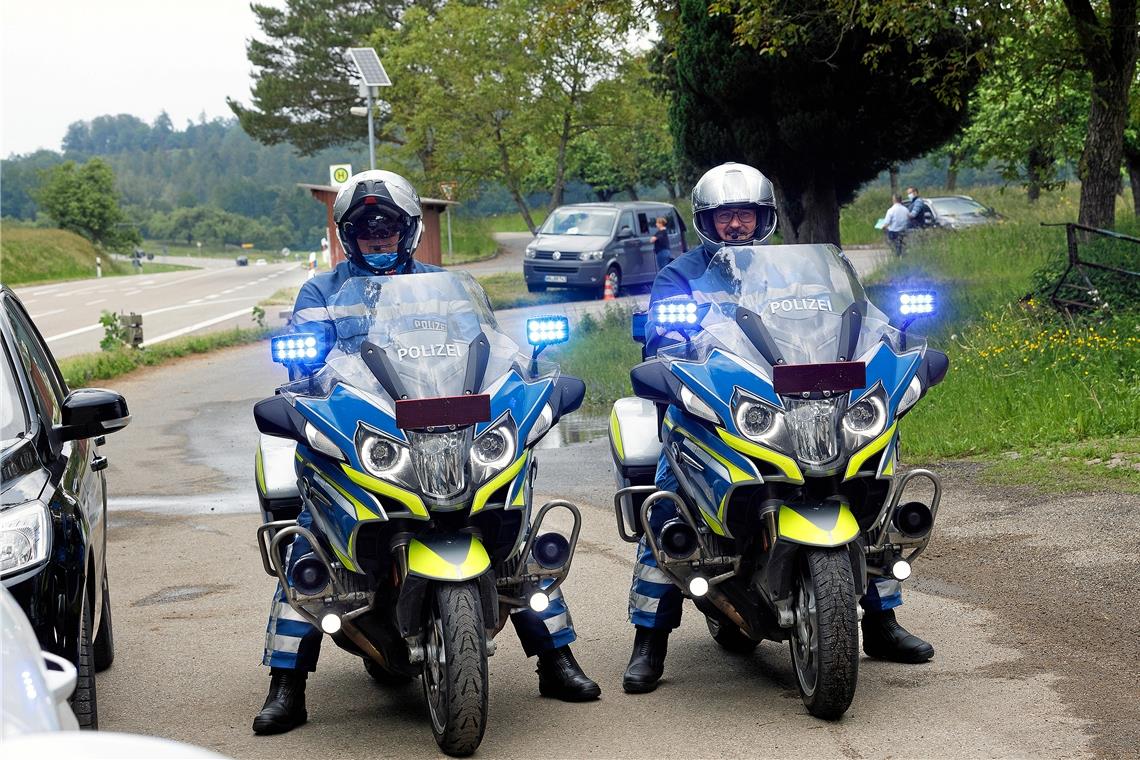 Noch kein Rezept gegen die Raserfraktion Erst vor einigen Wochen war die Polizei im Schulterschluss mit dem Landratsamt zu Geschwindigkeits- und Motorradkontrollen an der Bundesstraße14 bei Berwinkel vor Ort. Aber das Problem ist nicht so einfach zu lösen. Foto: J. Fiedler