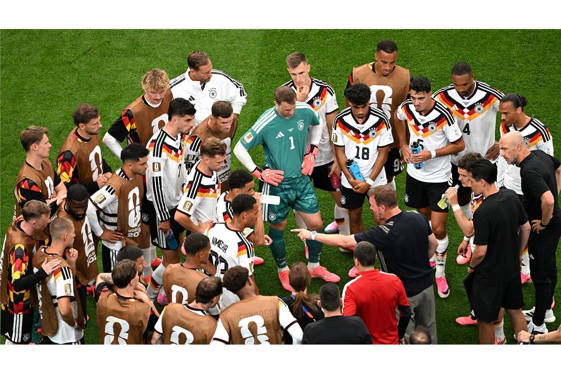 Erste Aufbauarbeit noch auf dem Platz im Finalstadion.